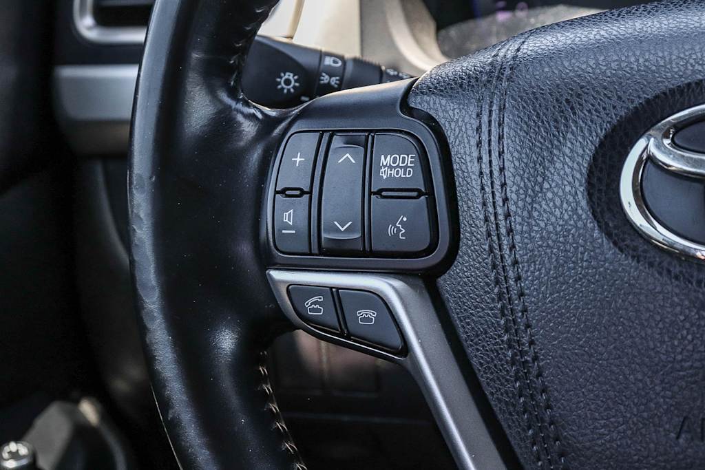 Thumbnail: 2016 Toyota Highlander - 24
