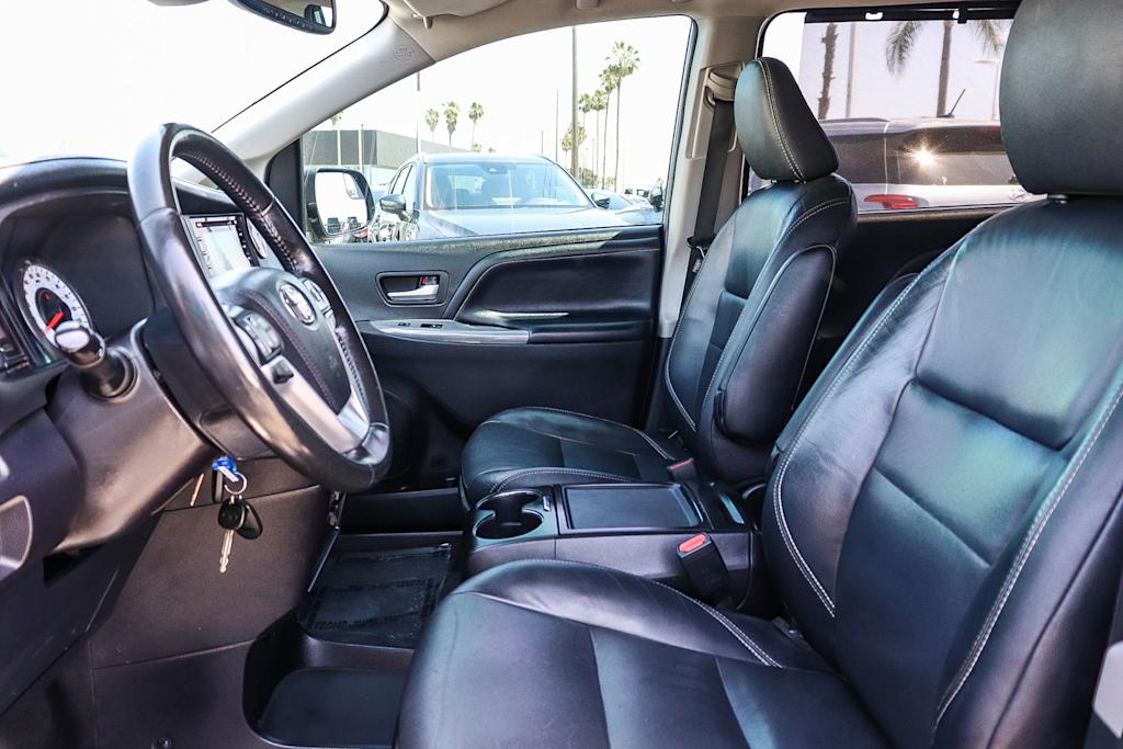 Thumbnail: 2018 Toyota Sienna - 9