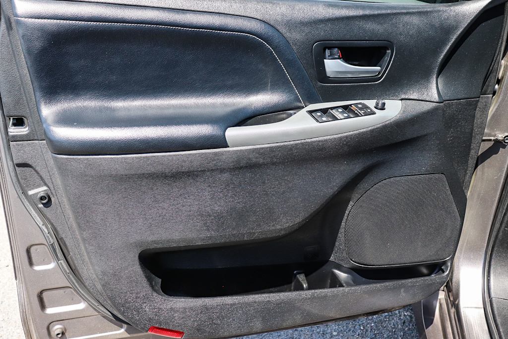 Thumbnail: 2018 Toyota Sienna - 25