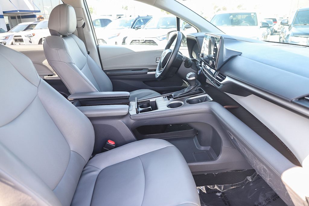 Thumbnail: 2023 Toyota Sienna - 10