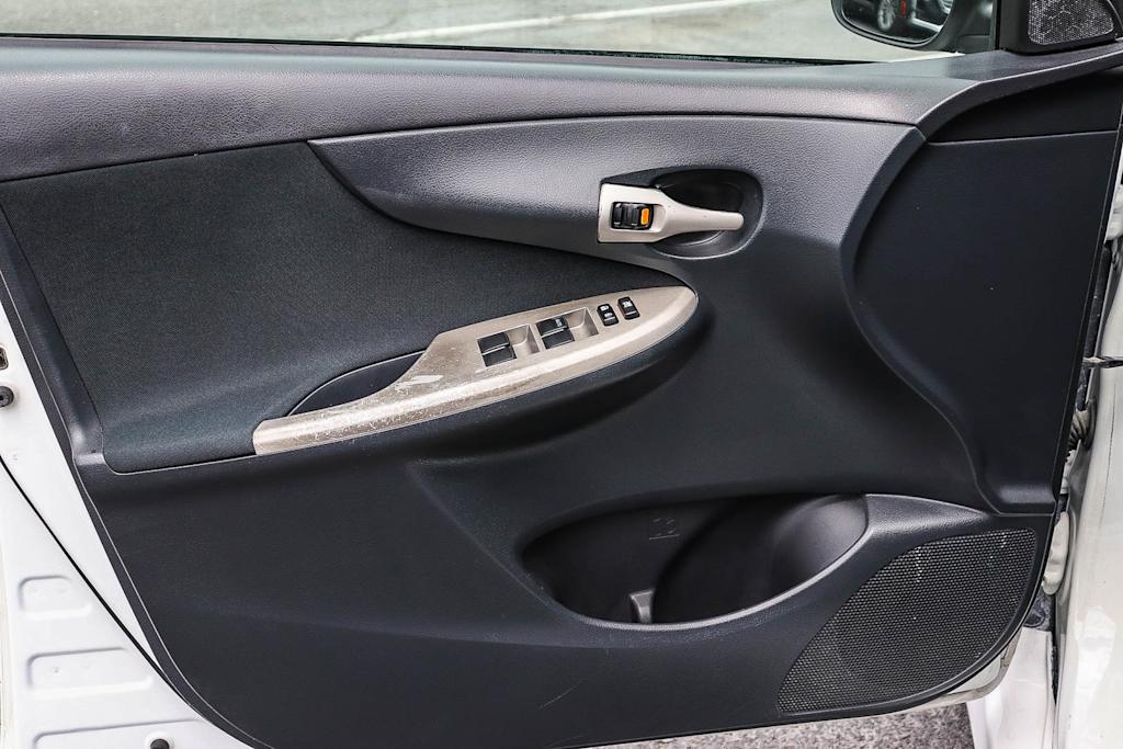 Thumbnail: 2013 Toyota Corolla - 25