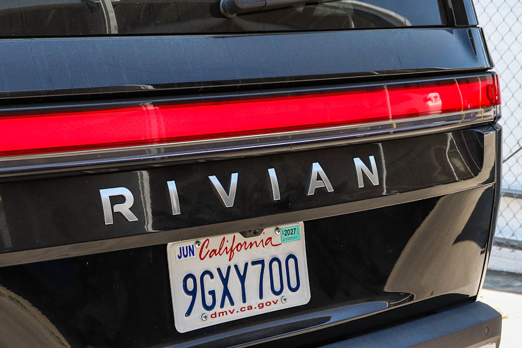 Thumbnail: 2023 Rivian R1S - 16
