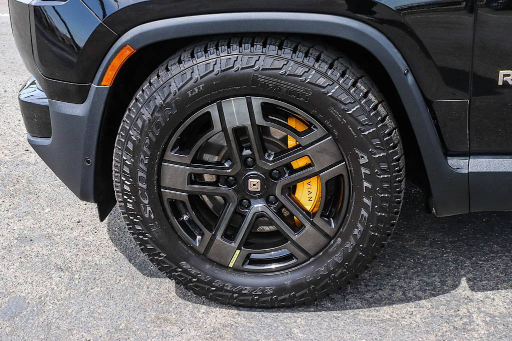 Thumbnail: 2023 Rivian R1S - 18