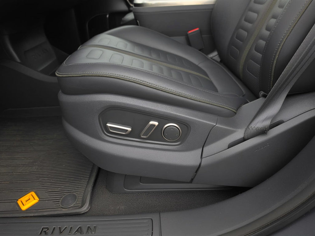 Thumbnail: 2023 Rivian R1S - 23