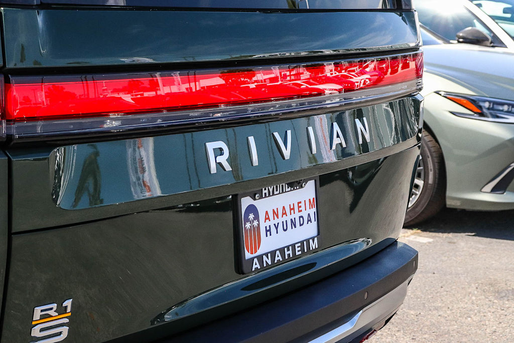 Thumbnail: 2024 Rivian R1S - 19
