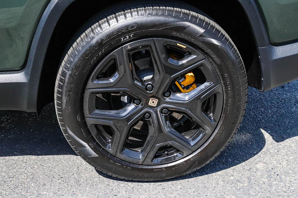 Thumbnail: 2024 Rivian R1S - 7