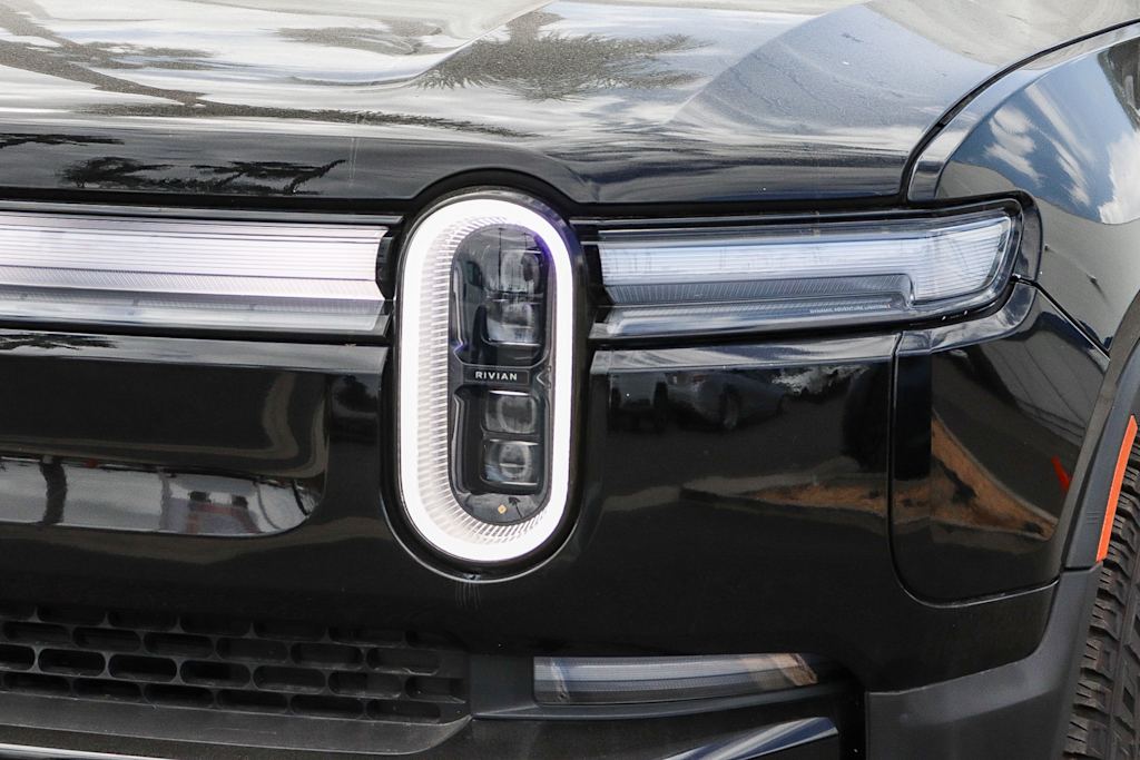 Thumbnail: 2025 Rivian R1S - 6