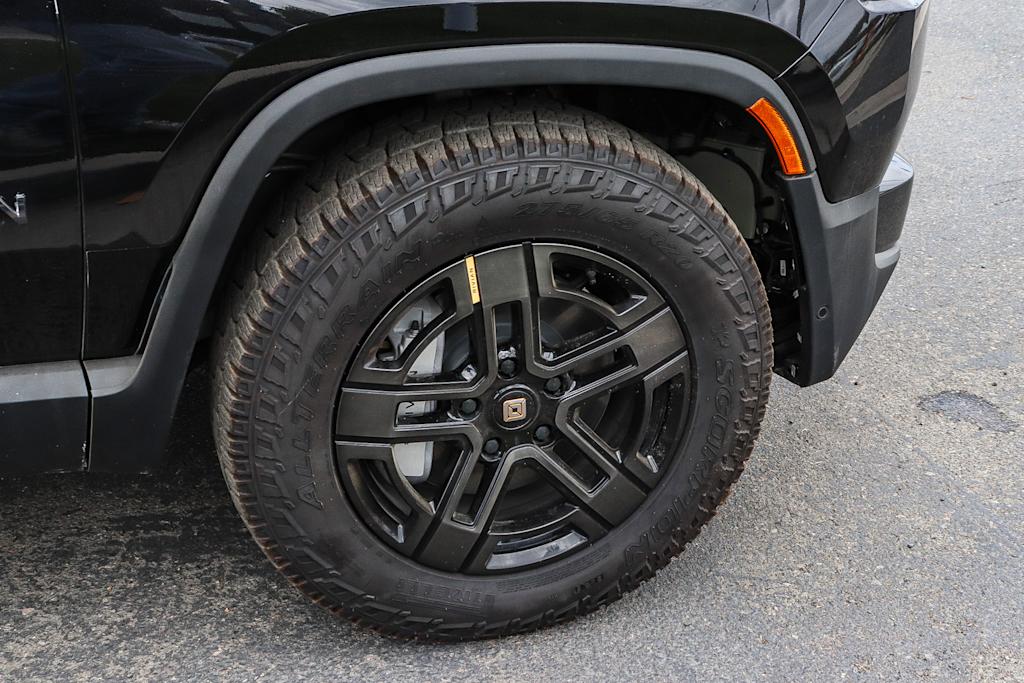 Thumbnail: 2025 Rivian R1S - 21