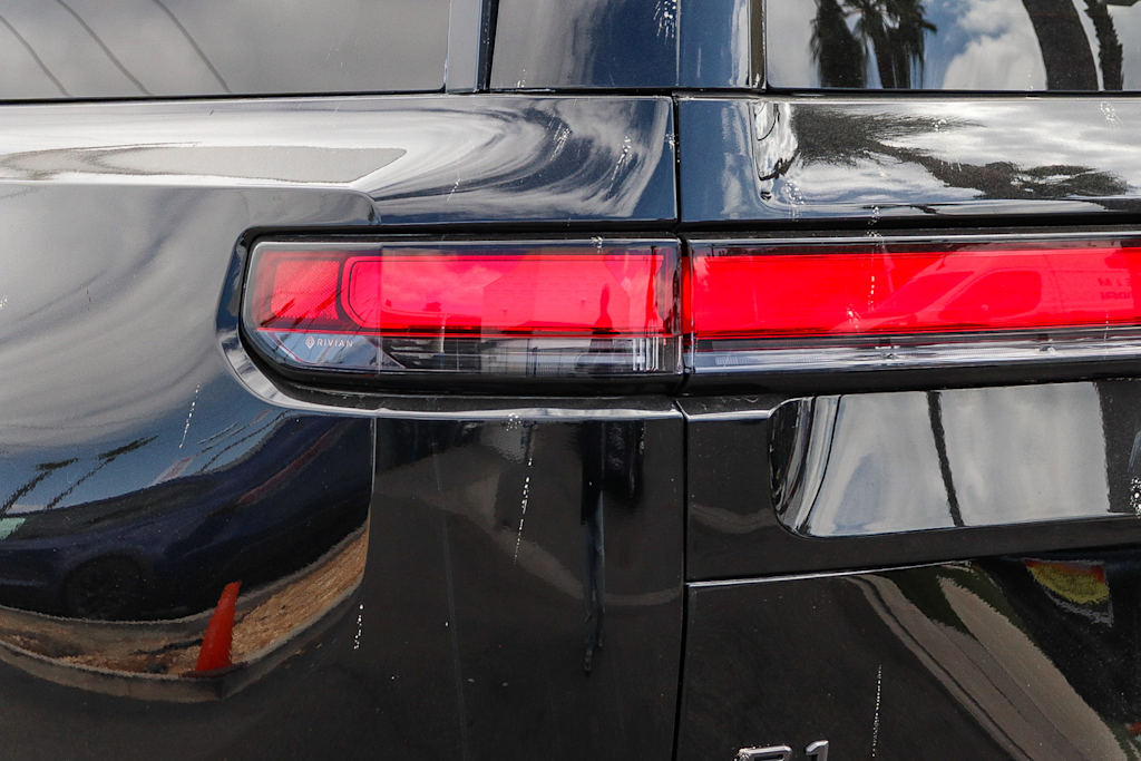 Thumbnail: 2025 Rivian R1S - 16