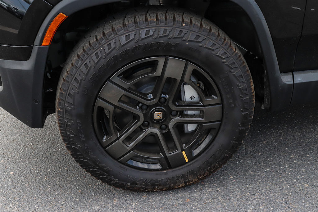 Thumbnail: 2025 Rivian R1S - 7