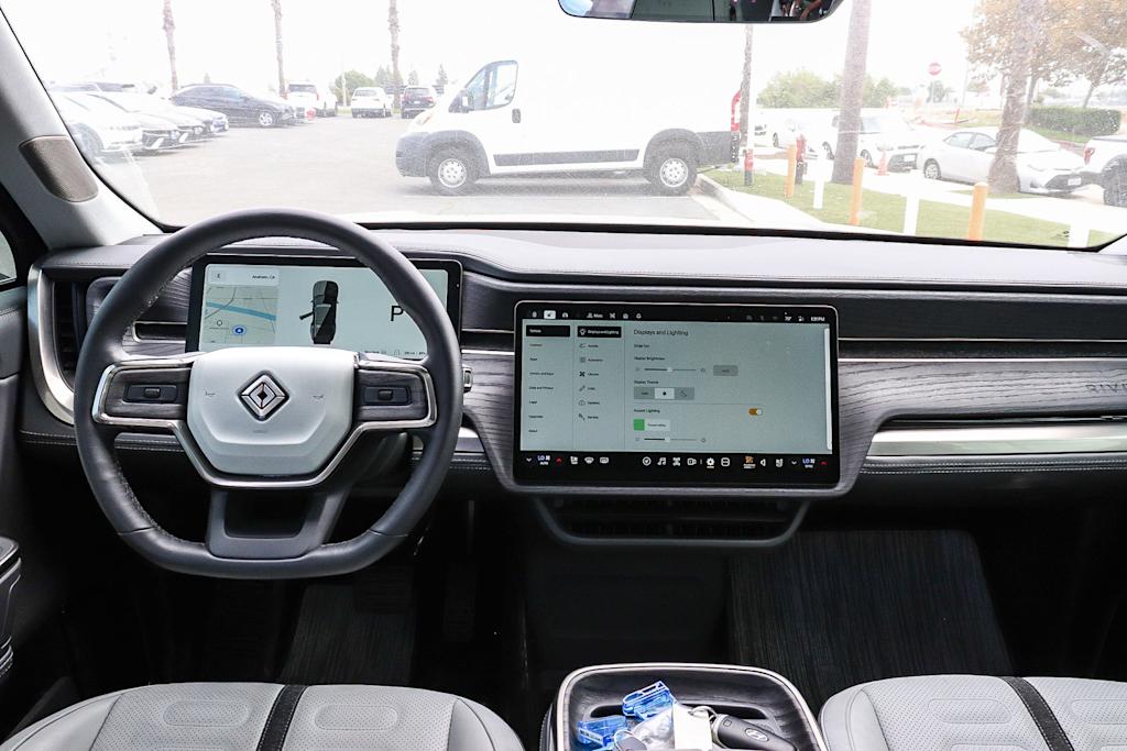 Thumbnail: 2025 Rivian R1S - 2