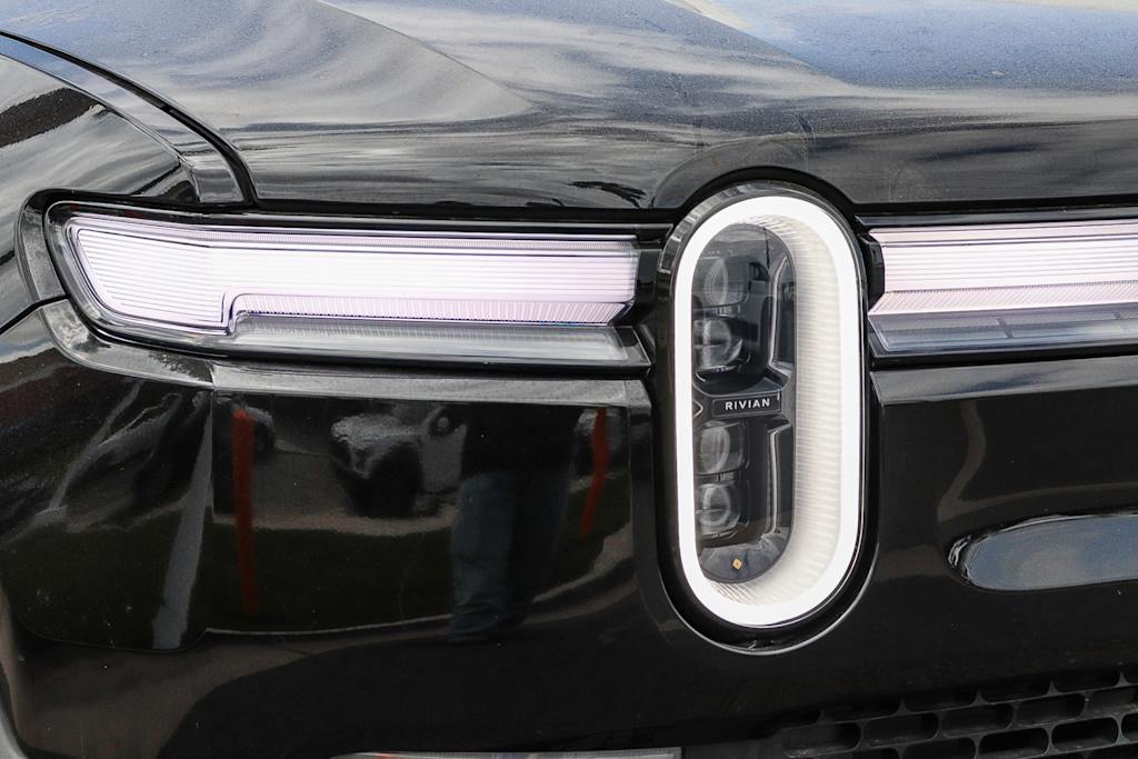 Thumbnail: 2025 Rivian R1S - 5