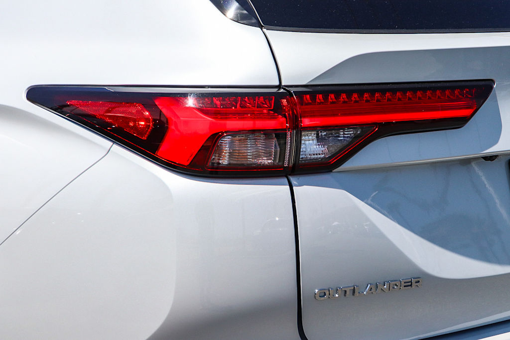 Thumbnail: 2024 Mitsubishi Outlander - 20