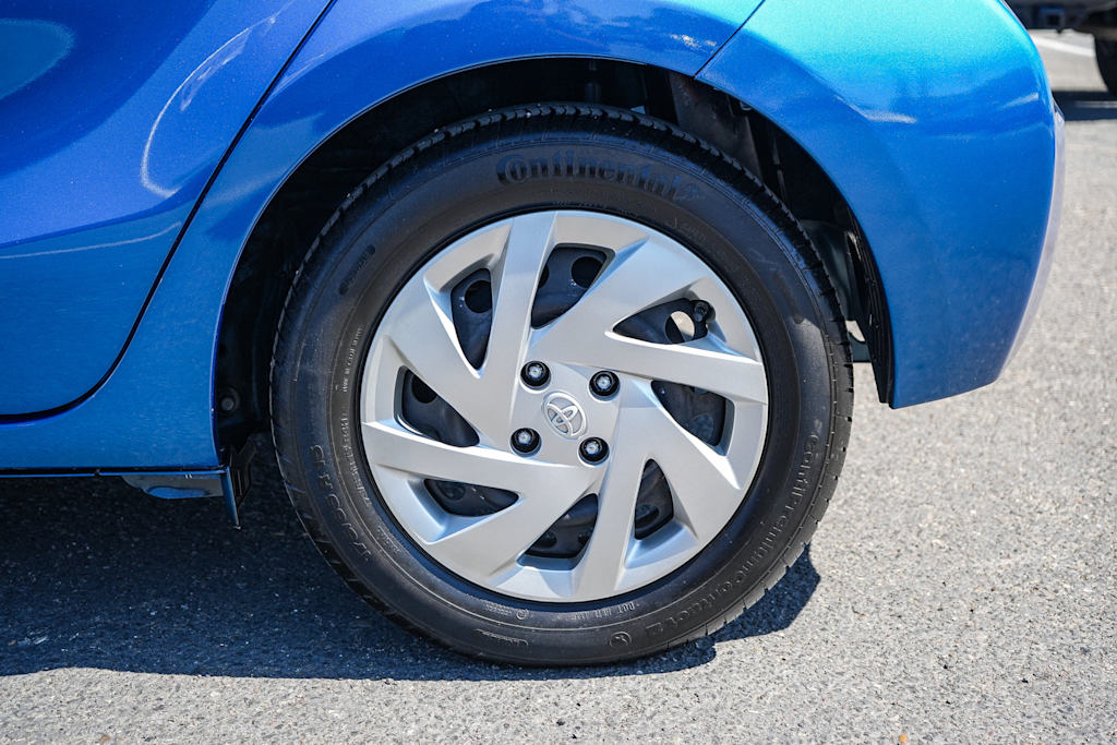 Thumbnail: 2015 Toyota Prius c - 6