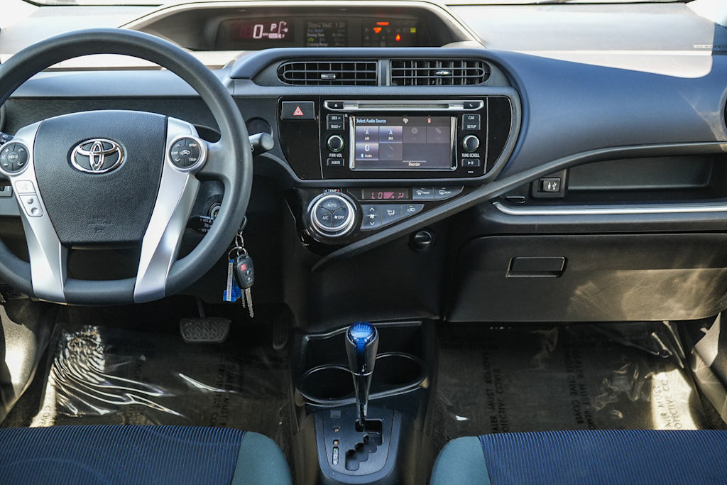 Thumbnail: 2015 Toyota Prius c - 8