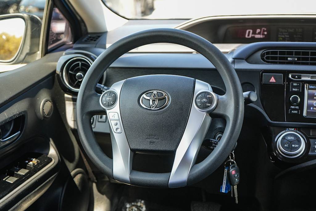 Thumbnail: 2015 Toyota Prius c - 12
