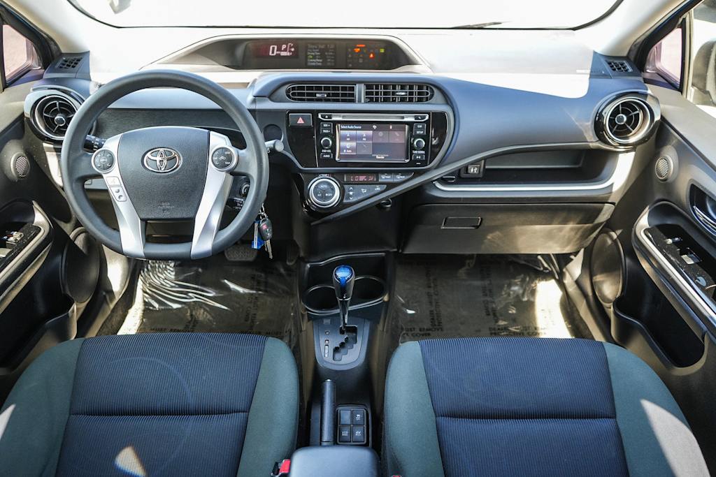 Thumbnail: 2015 Toyota Prius c - 2