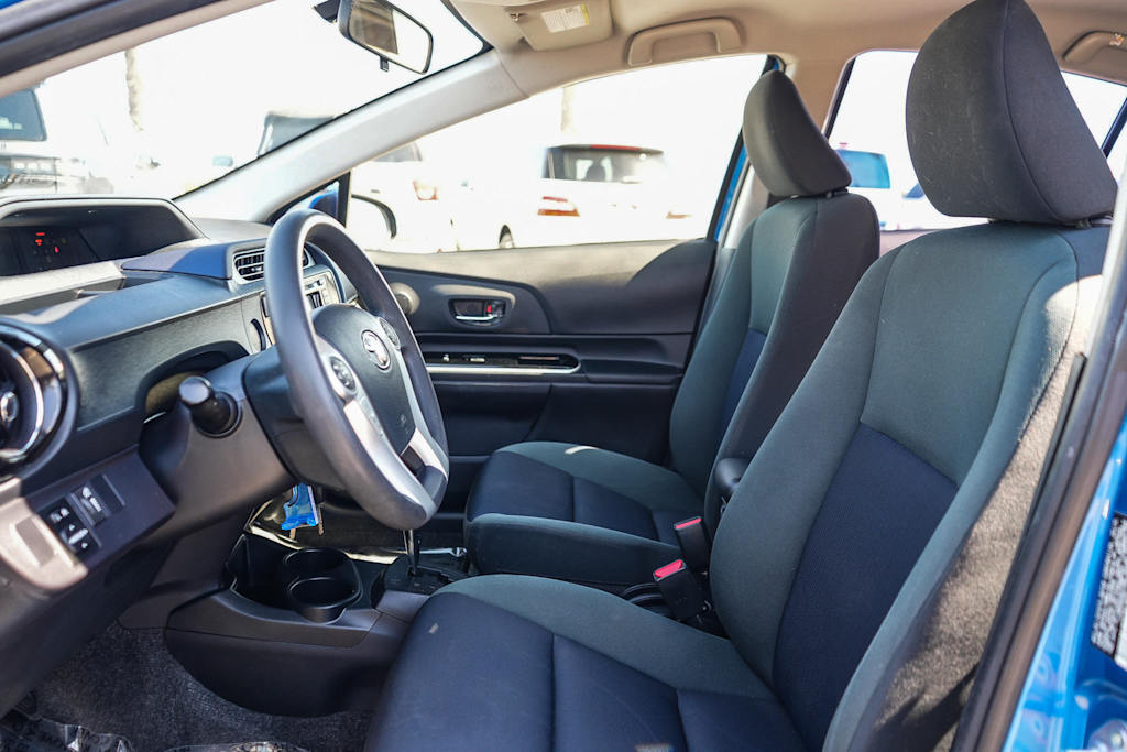 Thumbnail: 2015 Toyota Prius c - 10