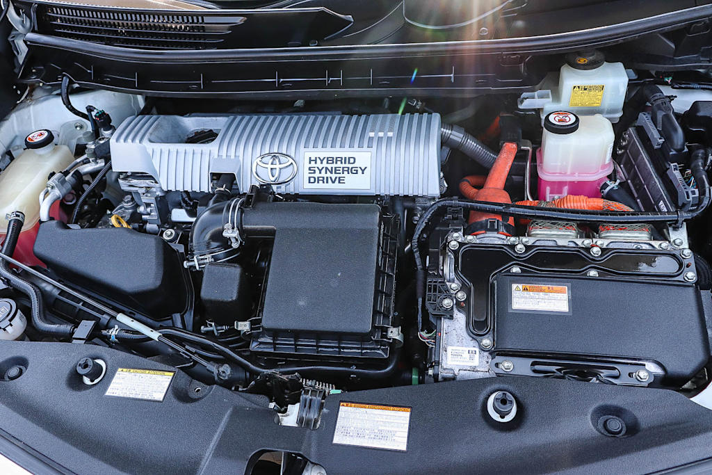 Thumbnail: 2017 Toyota Prius v - 8