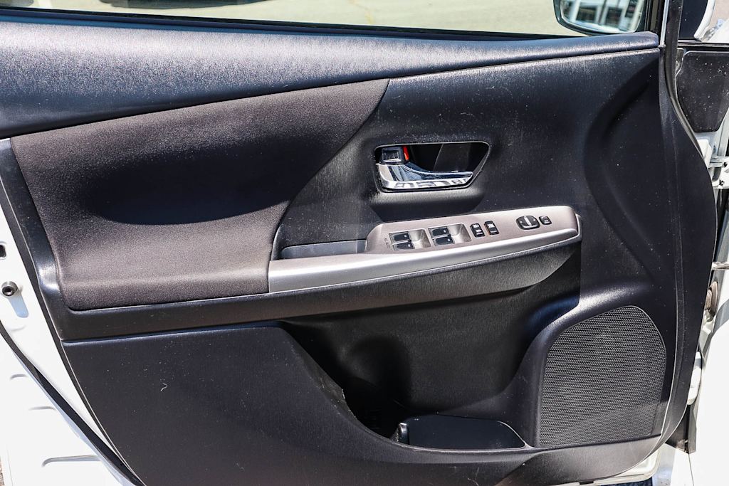 Thumbnail: 2017 Toyota Prius v - 28