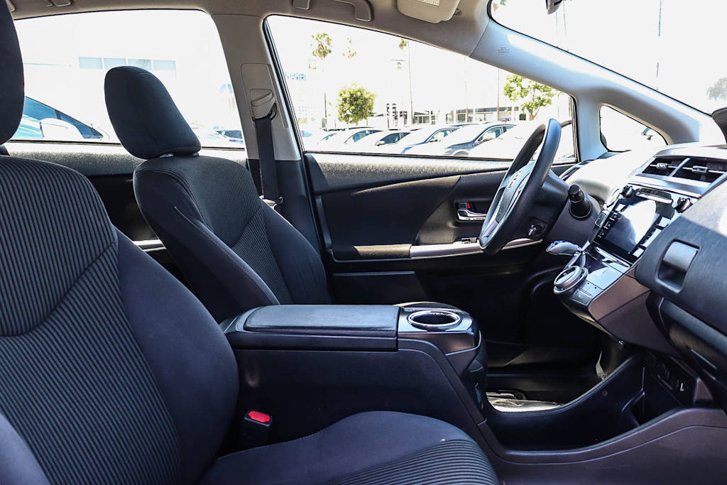 Thumbnail: 2017 Toyota Prius v - 10