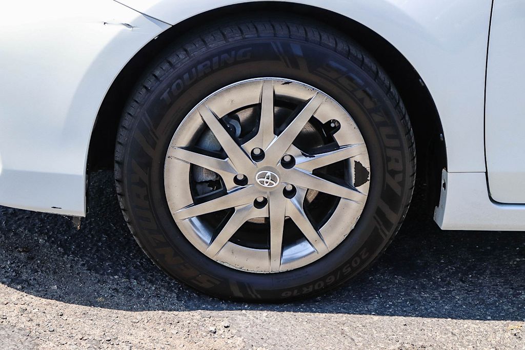 Thumbnail: 2017 Toyota Prius v - 21