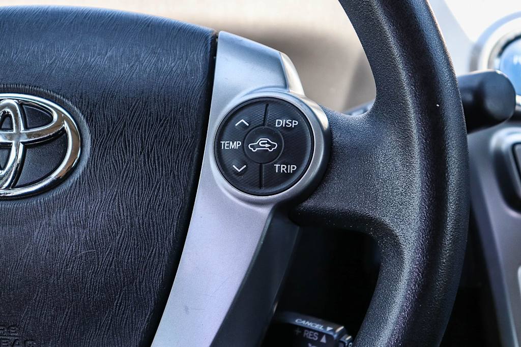Thumbnail: 2017 Toyota Prius v - 26