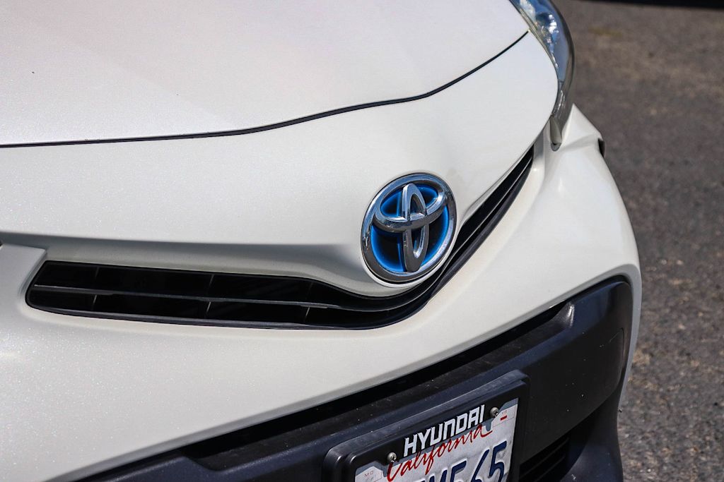 Thumbnail: 2017 Toyota Prius v - 6