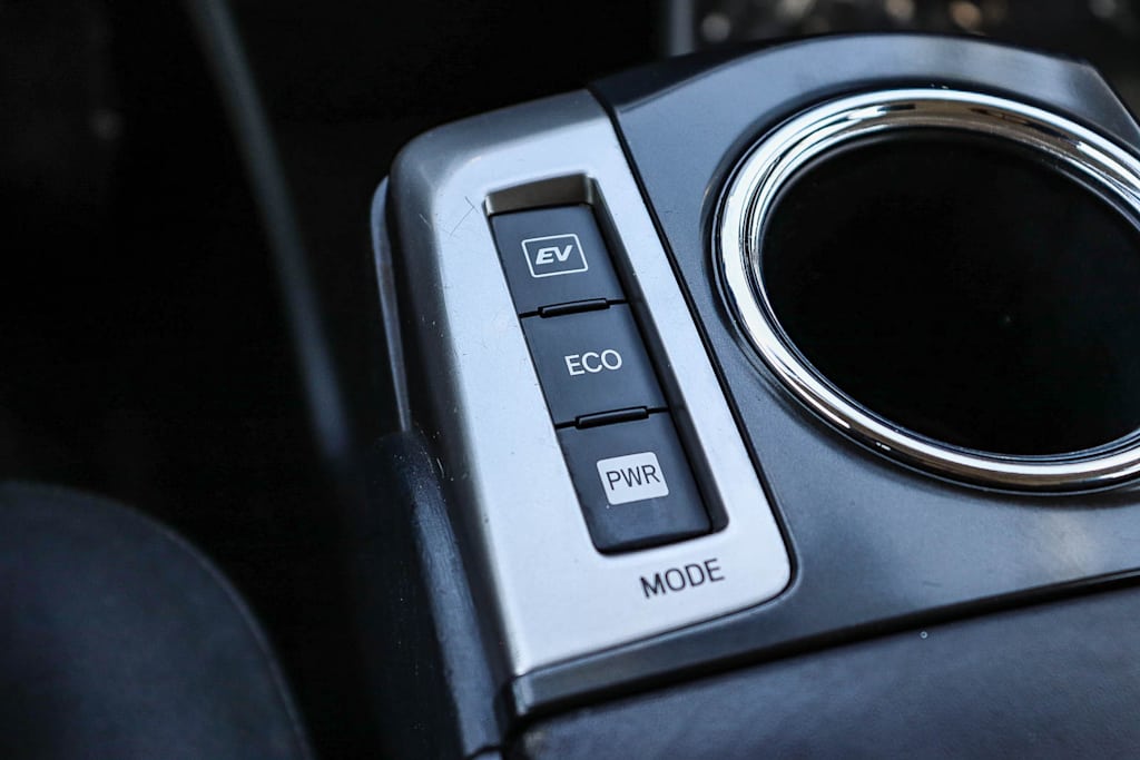 Thumbnail: 2017 Toyota Prius v - 14