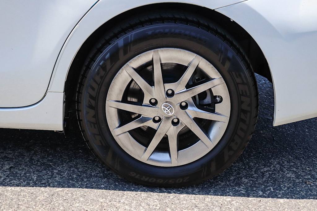 Thumbnail: 2017 Toyota Prius v - 7