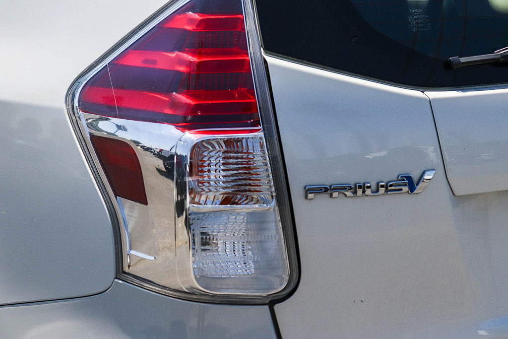 Thumbnail: 2017 Toyota Prius v - 19