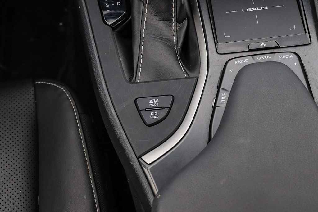 Thumbnail: 2020 Lexus UX - 29