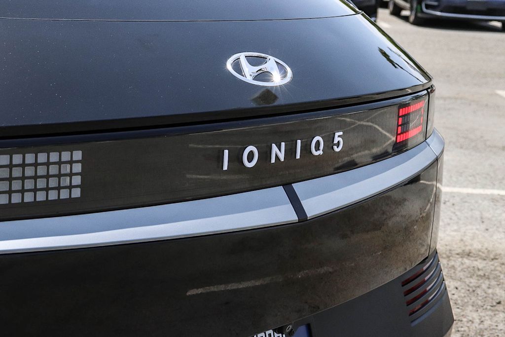 Thumbnail: 2023 Hyundai Ioniq 5 - 15