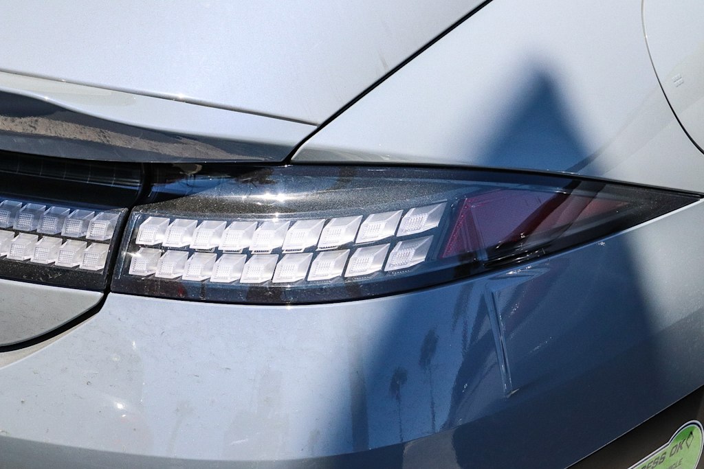 Thumbnail: 2023 Hyundai Ioniq 6 - 16