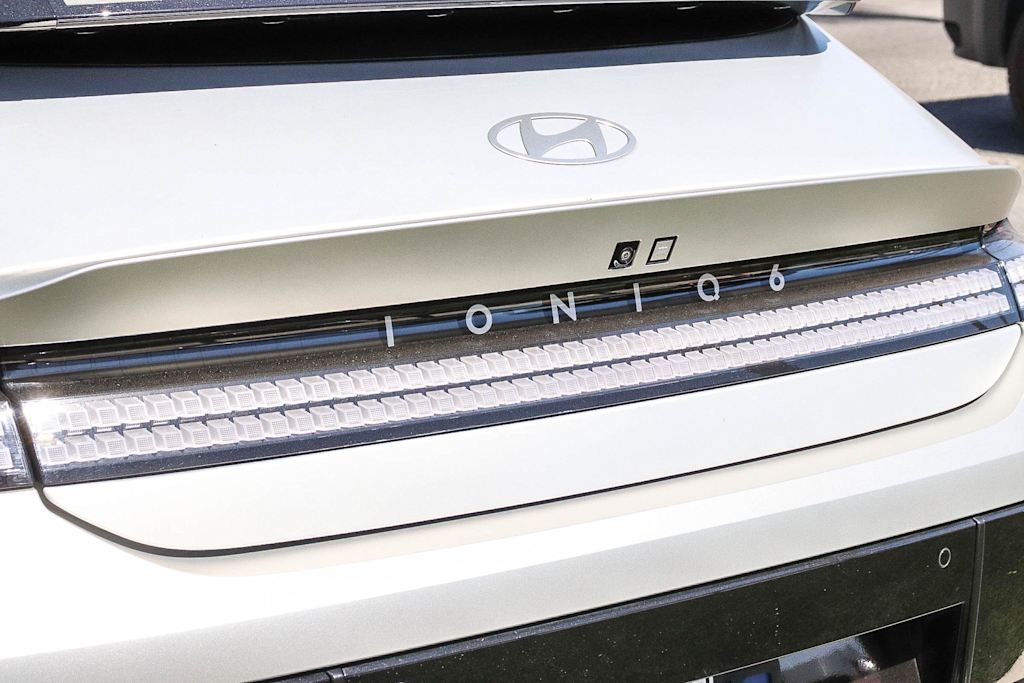 Thumbnail: 2023 Hyundai Ioniq 6 - 10