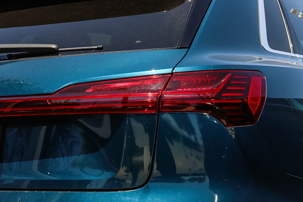 Thumbnail: 2019 Audi e-tron - 16