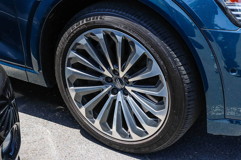 Thumbnail: 2019 Audi e-tron - 18