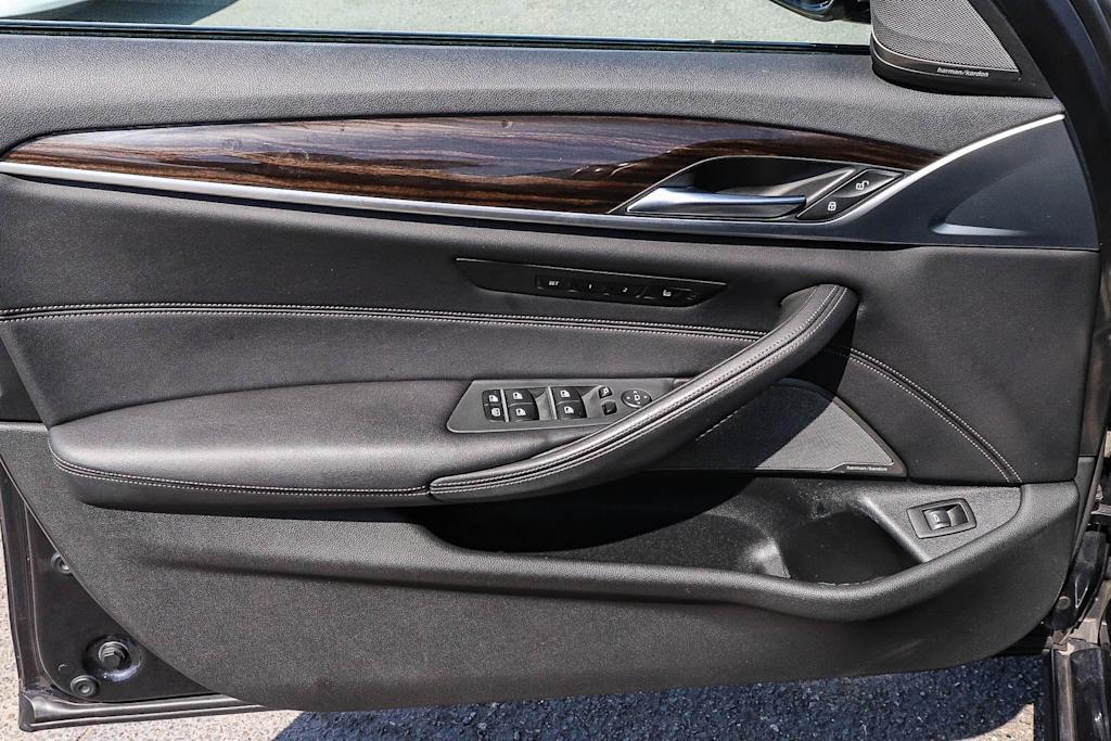 Thumbnail: 2021 BMW 5 Series - 31