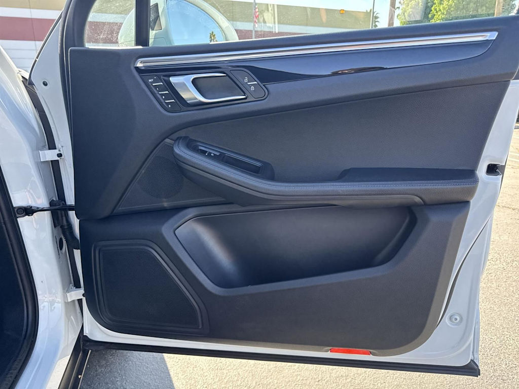 Thumbnail: 2024 Porsche Macan - 35