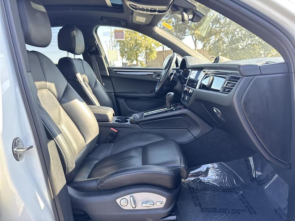 Thumbnail: 2024 Porsche Macan - 10