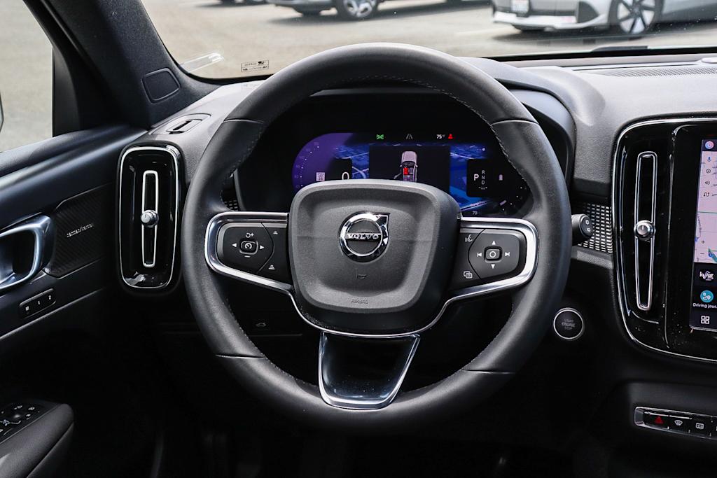 Thumbnail: 2023 Volvo XC40 - 9