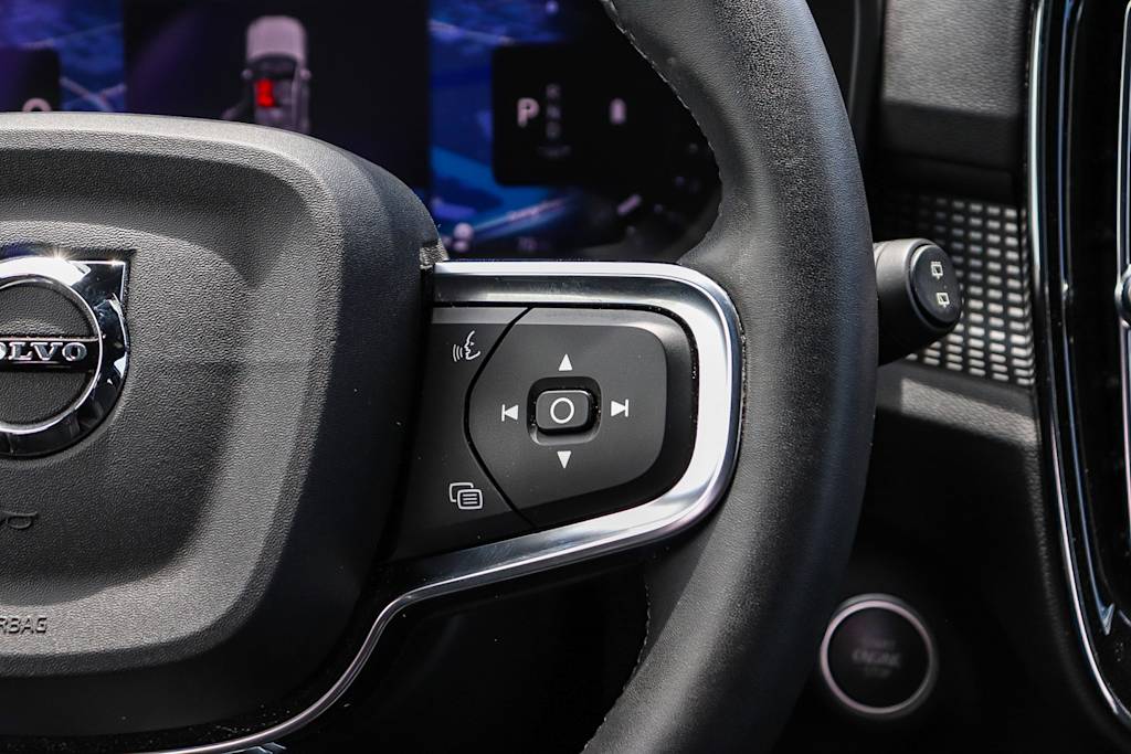 Thumbnail: 2023 Volvo XC40 - 24