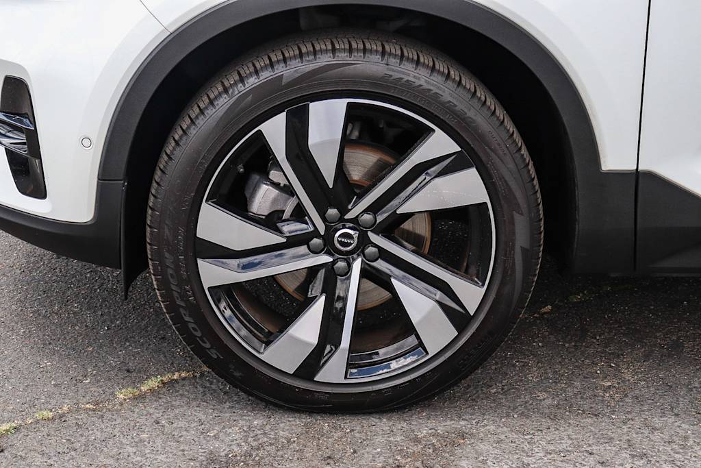 Thumbnail: 2023 Volvo XC40 - 21