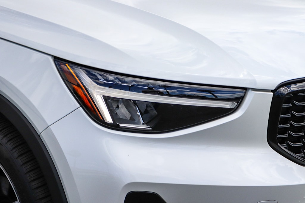 Thumbnail: 2023 Volvo XC40 - 17