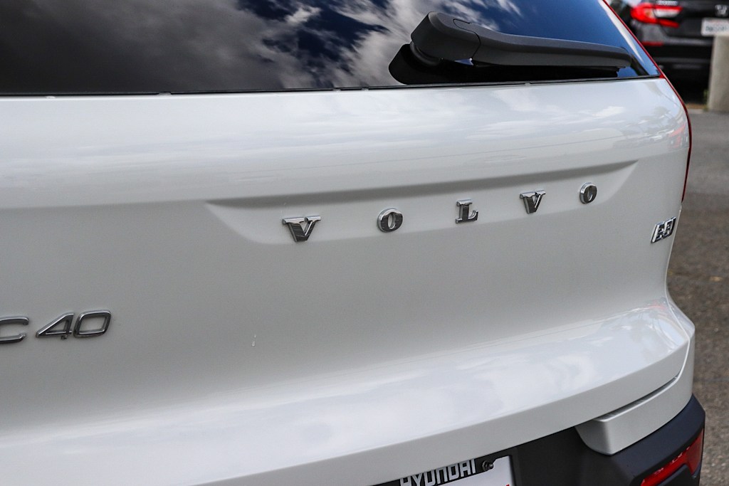 Thumbnail: 2023 Volvo XC40 - 6