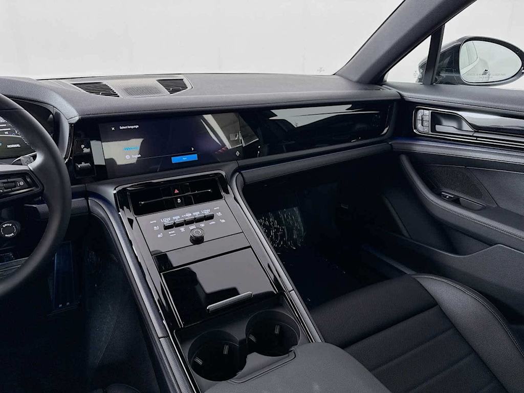 Thumbnail: 2025 Porsche Panamera - 47
