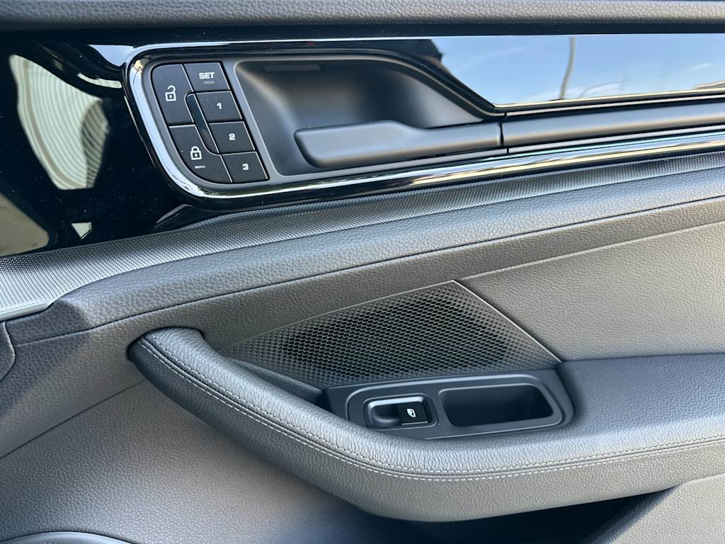 Thumbnail: 2025 Porsche Panamera - 23
