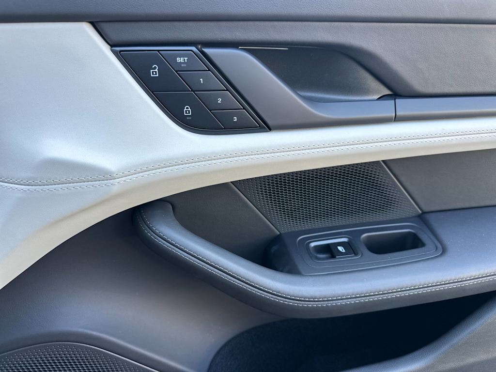 Thumbnail: 2023 Porsche Taycan - 23