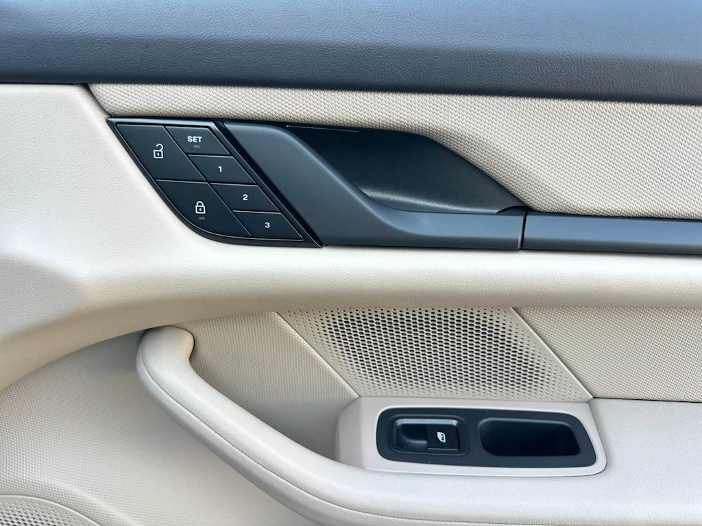 Thumbnail: 2022 Porsche Taycan - 24