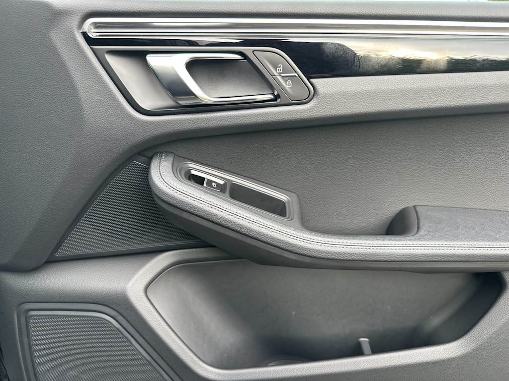 Thumbnail: 2025 Porsche Macan - 25